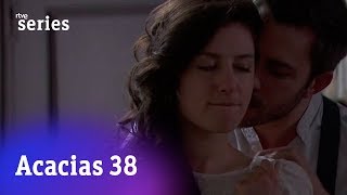 Acacias 38 Lucía siente un fuerte dolor en el pecho Acacias982  RTVE Series [upl. by Anomas]